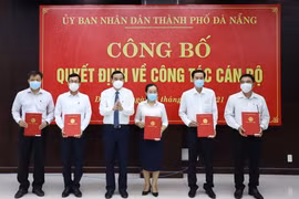 Chủ tịch UBND thành phố Đà Nẵng Lê Trung Chinh (thứ 3 từ trái sang) trao quyết định điều động cho các cán bộ. (Ảnh: TTXVN phát)