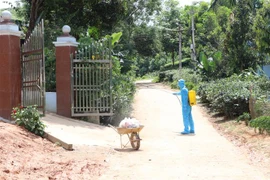 Phun khử trùng tại gia đình ông Nguyễn Đức Ngự, thôn 3B, xã Việt Cường, huyện Trấn Yên, tỉnh Yên Bái. (Ảnh: Tuấn Anh/TTXVN)