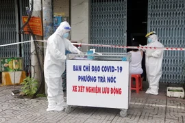Thực hiện xét nghiệm COVID-19 lưu động tại phường Trà Nóc, quận Bình Thủy. (Ảnh: Trung Kiên/TTXVN)