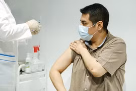 Tiêm vắcxin cho người dân ở thủ đô Moskva. (Ảnh: THX/TTXVN)