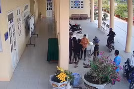 Nhóm người lạ xông vào trường Trung học Phổ thông Đốc Binh Kiều với thái độ hung hăng, bắt và khống chế nam học sinh lớp 12CB5 lên xe rời khỏi trường. (Ảnh: TTXVN phát)
