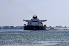 Tàu hàng di chuyển qua kênh đào Suez, Ai Cập ngày 30/3/2021. (Ảnh: AFP/TTXVN)