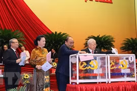  Tổng Bí thư, Chủ tịch nước Nguyễn Phú Trọng, Thủ tướng Nguyễn Xuân Phúc, Chủ tịch Quốc hội Nguyễn Thị Kim Ngân, Thường trực Ban Bí thư Trần Quốc Vượng bỏ phiếu bầu Ban Chấp hành Trung ương khóa XIII. (Ảnh: TTXVN)