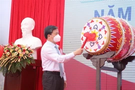 Đánh trống khai giảng năm học mới. (Ảnh: Huỳnh Phúc Hậu/TTXVN)
