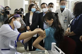 Hà Nội triển khai tiêm vaccine phòng COVID-19 tại Bệnh viện Thanh Nhàn.( Ảnh: Minh Quyết/TTXVN)