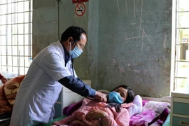 Một bệnh nhân được điều trị tại Trung tâm Y tế huyện Kon PLong. (Ảnh: Cao Nguyên/TTXVN)