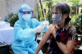 Tiêm vaccine cho người dân trong khu phong tỏa tại khu phố 6, phường Linh Trung, thành phố Thủ Đức, Thành phố Hồ Chí Minh. (Ảnh: Thành Chung/TTXVN)