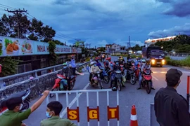Do các tỉnh Bạc Liêu, Cà Mau, Sóc Trăng bị quá tải nên tỉnh Hậu Giang buộc phải chặn người dân tại cửa vào tỉnh. Khi địa phương nào tiếp nhận, lực lượng chức năng Hậu Giang sẽ dẫn đường để người dân đi qua tỉnh. (Ảnh: Thanh Liêm/TTXVN)