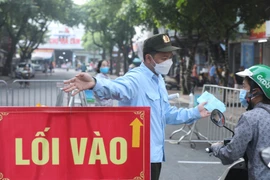 Nhiều quận trên địa bàn Hà Nội đã triển khai phát thẻ đi chợ luân phiên cho người dân theo giờ và theo ngày chẵn, lẻ nhằm giảm thiểu tối đa lượng người đi chợ, hạn chế tập trung đông người, đảm bảo các yêu cầu về phòng, chống dịch COVID-19. (Ảnh: Minh Quy