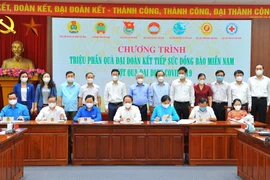 Thường trực Ban Bí thư Võ Văn Thưởng chứng kiến Lễ ký kế hoạch phối hợp thực hiện Chương trình hỗ trợ 'Triệu phần quà đại đoàn kết tiếp sức đồng bào miền Nam vượt qua đại dịch COVID-19.' (Ảnh: Minh Đức/TTXVN)
