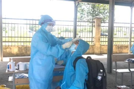 Lấy mẫu xét nghiệm COVID-19. (Nguồn: TTXVN)