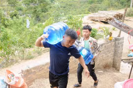 Để có nước nấu ăn, uống, người dân chủ yếu là đi mua nước đóng bình hoặc 1 khối nước gần 200.000 đồng. Nhiều hộ trong nhóm 4 rất khó khăn, không có đủ điều kiện để mua nước. (Ảnh: Quang Quyết/TTXVN)