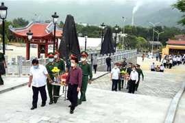 Lãnh đạo các bộ, ngành Trung ương và tỉnh Hà Giang tiễn đưa hài cốt các liệt sỹ về an nghỉ tại Nghĩa trang Liệt sỹ Quốc gia Vị Xuyên. (Ảnh: Minh Tâm/TTXVN)