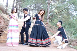 Những bộ đồ thổ cẩm cách tân do anh Tưih lên ý tưởng thiết kế thu hút đông đảo giới trẻ Bahnar thuê mặc chụp ảnh lưu niệm, ảnh cưới. (Ảnh: Hồng Điệp/TTXVN)