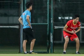 Tiền vệ Tuấn Anh tập riêng với bác sỹ. (Ảnh: Hoàng Linh/TTXVN)