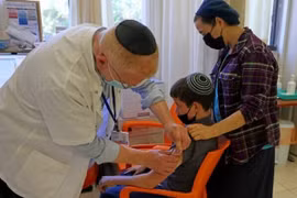 Tiêm vaccine cho trẻ em ở Israel. (Nguồn: AFP)