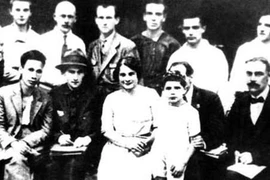 Đồng chí Nguyễn Ái Quốc (người đầu tiên bên trái, hàng ngồi) với một số đại biểu tham dự Đại hội lần thứ 5 Quốc tế cộng sản tại Moskva, từ 17/6-8/7/1924. (Ảnh: Tư liệu/TTXVN phát)