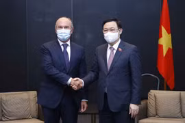 Chủ tịch Quốc hội Vương Đình Huệ và ông David Nogareda, Chủ tịch Hội đồng quản trị Tập đoàn HIPRA (Tây Ban Nha). (Ảnh: Doãn Tấn/TTXVN)
