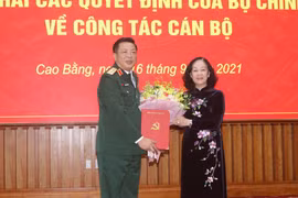 Ủy viên Bộ Chính trị, Bí thư Trung ương Đảng, Trưởng ban Tổ chức Trung ương Trương Thị Mai trao Quyết định cho tân Bí thư Tỉnh ủy Cao Bằng Trần Hồng Minh. (Ảnh: Quốc Đạt/TTXVN)