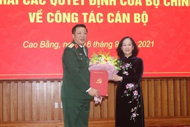 Ủy viên Bộ Chính trị, Bí thư Trung ương Đảng, Trưởng ban Tổ chức Trung ương Trương Thị Mai trao Quyết định cho tân Bí thư Tỉnh ủy Cao Bằng Trần Hồng Minh. (Ảnh: Quốc Đạt/TTXVN)