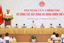 Thủ tướng Phạm Minh Chính chủ trì hội nghị của Chính phủ về công tác xây dựng và hoàn thiện thể chế, được kết nối tới tất cả các tỉnh, thành trong cả nước. (Ảnh: Dương Giang/TTXVN)
