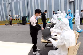Công nhân Công ty Best Pacific thuộc Khu công nghiệp Lương Điền-Cẩm Điền, huyện Cẩm Giàng làm thủ tục trước khi lấy mẫu xét nghiệm. (Ảnh: Mạnh Tú/TTXVN)