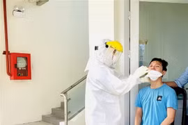 Bác sỹ tại Bệnh viện Dã chiến số 2 huyện Mang Thít, tỉnh Vĩnh Long lấy mẫu xét nghiệm cho bệnh nhân. (Ảnh: TTXVN phá)