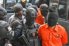 Cảnh sát bắt giữ những kẻ tình nghi khủng bố ở Jakarta, Indonesia, ngày 17/5/2019. (Ảnh: AFP/TTXVN)