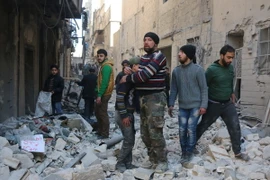 Khung cảnh thành phố Aleppo sau một trận không kích ngày 4/2. (Nguồn: AFP/TTXVN)