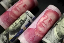 Đồng nhân dân tệ và đồng đôla Mỹ. (Nguồn: Reuter/TTXVN)