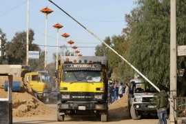Xe chở hàng cứu trợ vào Moadimayet al-Sham, Syria ngày 17/2. (Nguồn: AFP/TTXVN)