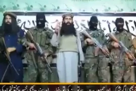Thủ lĩnh một nhánh quân của Taliban ở Pakistan Khalifa Umar Mansoor (giữa) tại một địa điểm bí mật. (Nguồn: AFP/TTXVN)