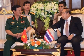 Thứ trưởng Nguyễn Thành Cung hội đàm với Bộ trưởng Quốc phòng Thái Lan Prawit Wongsuwon. (Ảnh: Sơn Nam/Vietnam+)