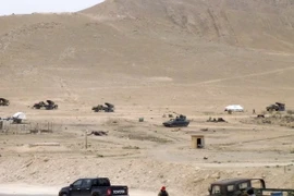 Lực lượng ủng hộ chính phủ Syria tại ngoại ô Palmyra ngày 26/3. (Nguồn: AFP/TTXVN)