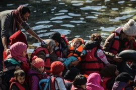 Người di cư Syria trong đó có nhiều trẻ em và phụ nữ trên chuyến hành trình vượt Biển Aegean đầy hiểm nguy để tới đảo Lesbos, Hy Lạp ngày 28/2. (Nguồn: AFP/TTXVN)