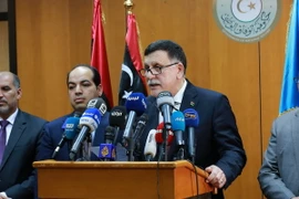Ông Fayez al-Sarraj (giữa) phát biểu trong cuộc họp báo ở Tripoli, Libya ngày 30/3. (Nguồn: AFP/TTXVN)