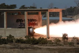 Nhà lãnh đạo Kim Jong Un chỉ đạo cuộc thử nghiệm trên mặt đất động cơ tên lửa đẩy cỡ lớn, dùng nhiên liệu rắn. (Nguồn: THX/TTXVN)