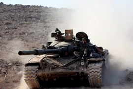 Xe tăng của quân đội chính phủ Syria trong chiến dịch quân sự truy quét phiến quân IS tại làng Zarour và Khanaser, thành phố Aleppo ngày 26/2. (Nguồn: AFP/TTXVN)