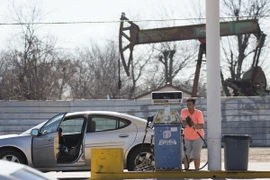 Người dân đổ xăng tại thành phố Oklahoma City, Oklahoma, Mỹ ngày 12/2. (Nguồn: AFP/TTXVN)
