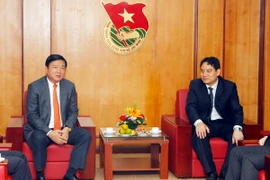 Bí thư Thành ủy Thành phố Hồ Chí Minh Đinh La Thăng với Bí thư thứ nhất Trung ương Đoàn Nguyễn Đắc Vinh. (Ảnh: Phạm Kiên/TTXVN)