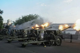 Binh sỹ Serbia bắn đại bác trong lễ kỷ niệm Ngày chiến thắng phátxít tại Belgrade ngày 8/5/2015. (Nguồn: AFP/TTXVN)