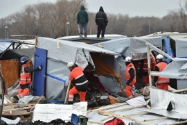 Pháp tiếp tục dỡ bỏ một phần khu lán trại trái phép (ảnh) của những người di cư được dựng lên ở thành phố cảng Calais. (Nguồn: AFP/TTXVN)