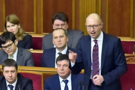 Thủ tướng Ukraine Arseniy Yatsenyuk (phải, hàng thứ 2) phát biểu trong phiên bỏ phiếu bất tín nhiệm Chính phủ của Quốc hội ở Kiev ngày 16/2. (Nguồn: AFP/TTXVN)