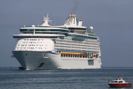 Tàu khác du lịch cỡ lớn vào cập cảng trong ngày khánh thành Bến số 1, cảng Chân Mây. (Ảnh: Quốc Việt/TTXVN)