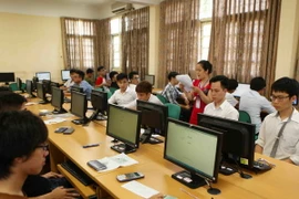 Thí sinh thi đánh giá năng lực tại Cụm 1, điểm thi Trường Đại học Ngoại ngữ (Đại học Quốc gia Hà Nội) năm 2015. (Ảnh: Quý Trung/TTXVN)