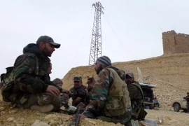Lực lượng ủng hộ chính phủ Syria tại ngoại ô Palmyra ngày 26/3. (Nguồn: AFP/TTXVN)