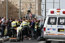 Lực lượng an ninh và cứu hộ Israel làm nhiệm vụ tại hiện trường một vụ xả súng. (Nguồn: AFP/TTXVN)