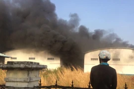 Lửa và khói đen bao trùm khu nhà kho Công ty Foam Hwa Ching Đồng Nai. (Ảnh: Sỹ Tuyên/TTXVN)