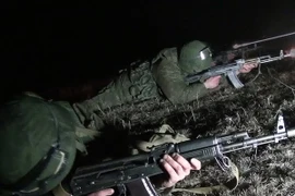 Lính dù Nga tham gia cuộc diễn tập ban đêm tại khu vực cách thị trấn miền nam Rostov 150km ngày 13/3/2014. (Nguồn: AFP/TTXVN)
