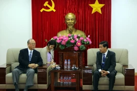 Chủ tịch UBND tỉnh Bình Dương Trần Thanh Liêm tiếp ông Tsutomu Takebe, Cố vấn đặc biệt Liên minh Nghị sỹ hữu nghị Nhật-Việt. (Ảnh : Quách Lắm/TTXVN)
